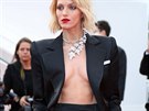 Francouzský sex-appeal na erveném koberci ztlesnila modelka Anja Rubiková....