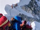 Horolezci-turisté míící na vrchol Mt. Everestu (22. kvtna 2019)