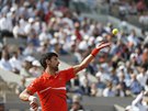 Novak Djokovi podává bhem 1. kola Roland Garros.