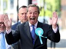 Britský politik a zastánce brexitu Nigel Farage dostal zásah mléným koktejlem,...