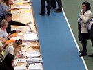 Volební komise ve Velké Británii sítají hlasy urené politikm kandidujícím do...