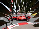 Nmec Sebastian Vettel z Ferrari bhem kvalifikace na Velkou cenu Monaka.