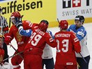Potyka mezi ruskými (v erveném) a finskými hokejisty bhem semifinále...
