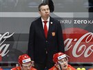 Ruský trenér Ilja Vorobjov sleduje kostku bhem zápasu proti Finsku.
