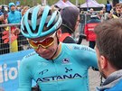 Jan Hirt v Courmayeru v péi týmu Astana za cílem 14. etapy Gira.