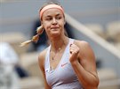 Anna Karolína Schmiedlová ze Slovenska se povzbuzuje bhem utkání Roland Garros.