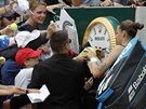 Karolína Plíková rozdává autogramy po postupu do tetího kola Roland Garros.