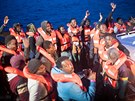 Migranti se přemísťují z lodi Sea Watch 3 německé nevládní organizace do...
