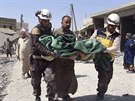 Syrská civilní obrana, známá jako bílé pilby odnáí ranné z místa leteckého...
