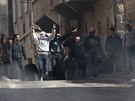 Protestanti proti syrské vlád pochodují ulicemi. (23. bezna 2011)