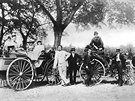 Carl Benz s rodinou a Theodor von Liebieg v roce 1894 na cest z Mannheimu do...
