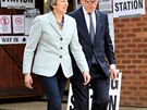 Britská premiérka Tereza Mayova a její manel Filip opoutí volební místnost po...