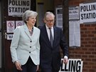 Britská premiérka Tereza Mayová a její manel Filip opoutjí volební místnost...