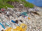 Plá zanesená plastovým odpadem na Kokosových ostrovech (Keeling Islands)....