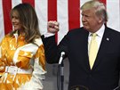 Americký prezident Donald Trump s manelkou Melanií bhem projevu, který ml k...