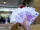 Na limitovanou edici eurobankovky �ekali nedo�kavci celou noc.
