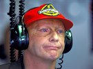 Niki Lauda z týmu Jaguar Racing sleduje tréninkové jízdy ped Velkou cenou...