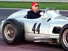 Bývalý trojnásobný mistr svta Formule 1 Niki Lauda za volantem legendárního...