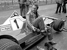 Automobilový závodník Niki Lauda ped tréninkovou jízdou (1976)