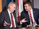 Jan Hamáek hovoí s prezidentem Miloem Zemanem na sjezdu SSD (1. bezna 2019)