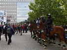 Policisté doprovázejí slávistické fanouky na stadion v Olomouci ped finále...