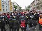 Policie doprovází slávistické fanouky na stadion v Olomouci ped finálovým...