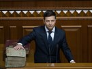 Nový ukrajinský prezident Volodymyr Zelenskyj skládá písahu. (20. kvtna 2019)