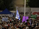 Izraelci v Tel Avivu protestovali proti zákonu, který by premiérovi Benjaminu...