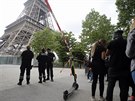 Eiffelova v byla zavena poté, co na ni bez jitní vyplhal neznámý mu....