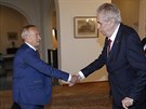 Prezident Milo Zeman vítá éfa Senátu Jaroslava Kuberu z ODS na jednání...