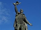 Bronzov socha rudoarmjce je centrlnm bodem Marinskho nmst ve Znojm,...
