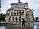 Stará opera ve Frankfurtu nad Mohanem z pohledu okna auta posetého kapkami...