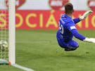 Ostravský branká  Viktor Budinský ve finále poháru inkasuje z penalty od...