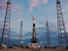Nosi Falcon 9 pipravený k vynesení první skupiny satelit Starlink