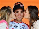 Caleb Ewan, vítz 11. etapy Gira d´Italia na pódiu pijímá polibky.