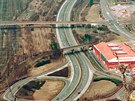 Mosteck koridor spojuje pten silnin tah, eleznici, st a za kolejemi i...