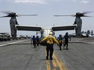 Letoun MV-22 Osprey na americké letadlové lodi USS Abraham Lincoln v Arabském...