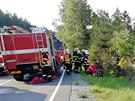 idii kody Fabie vjel pi havárii do nízkého lesního porostu. Pevrácené auto...