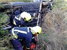 idii kody Fabie vjel pi havrii do nzkho lesnho porostu. Pevrcen auto...