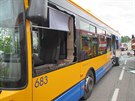 Autobus MHD se mezi Otrokovicemi a Tluma�ovem srazil s dod�vkou.
