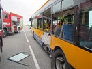Autobus MHD se mezi Otrokovicemi a Tluma�ovem srazil s dod�vkou.