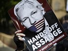 Fotka Juliana Assange, kterou drí jeho stoupenec na demonstraci v Londýn. (1....