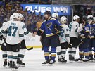 Hokejisté St. Louis Blues dkují soupei ze San Jose Sharks za sérii v play off...