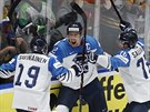 Finský kapitán Marko Anttila (12) slaví gól ve finále MS se spoluhráči...