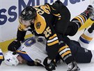 Brandon Carlo z Bostonu drí u ledu Ryana O'Reillyho ze St. Louis.