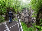 Pohled na suchou ást Hranické propasti z turistické vyhlídky.