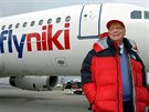 Niki Lauda ped svým airbusem na vídeském letiti.