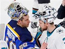 Martin Jones (vpravo) ze San Jose gratuluje  Jordanu Binningtonovi ze St Louis.