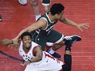 Kyle Lowry (dole) z Toronta piel o mí v souboji s Malcolmem Brogdonem z...