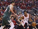 Kyle Lowry (vpravo) z Toronta hledá cestu pes Nikolu Mirotie z Milwaukee.